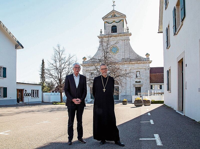 Mariastein feiert: OK Präsident Klaus Fischer und Abt Peter von Sury berichten über das Heimkommen vor fünfzig Jahren und die anstehenden ­Feierlichkeiten. Foto: Martin Staub