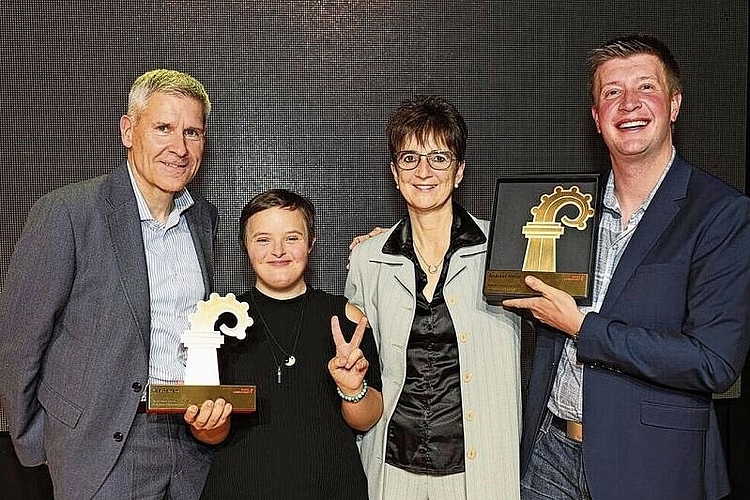 Anerkennungspreis: Lea Perren (2. v. l.) und Andreas Imhof (r.) mit Bruno Barth, Direktor Special Olympics Schweiz und Trainerin Gisela Imark. Fotos: Jasmin Haller