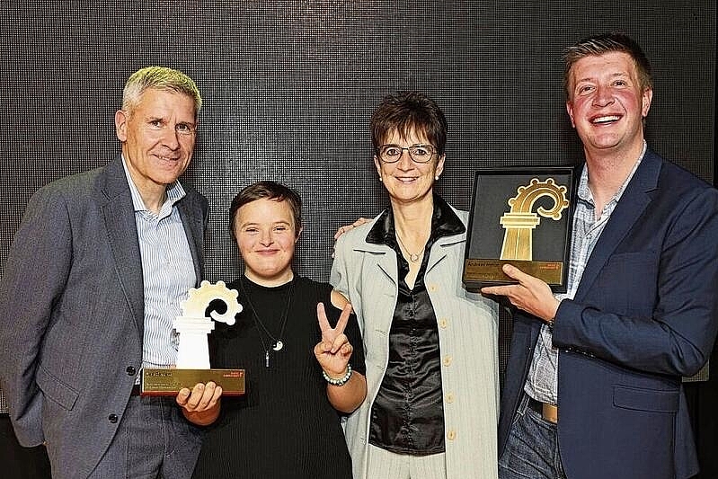 Anerkennungspreis: Lea Perren (2. v. l.) und Andreas Imhof (r.) mit Bruno Barth, Direktor Special Olympics Schweiz und Trainerin Gisela Imark. Fotos: Jasmin Haller