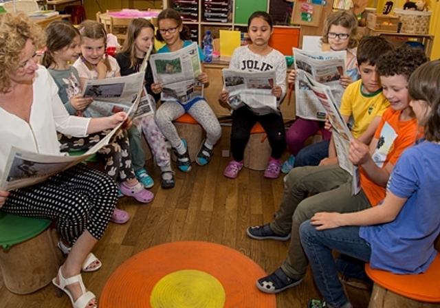 Donnerstagmorgen: Zeit für die Lektüre Wochenblatt bei den Dittinger Zweitklässlern. Klassenlehrerin Anita Jermann (l.) bespricht mit den Schülerinnen und Schülern die aktuelle Ausgabe. Fotos: Martin Staub
