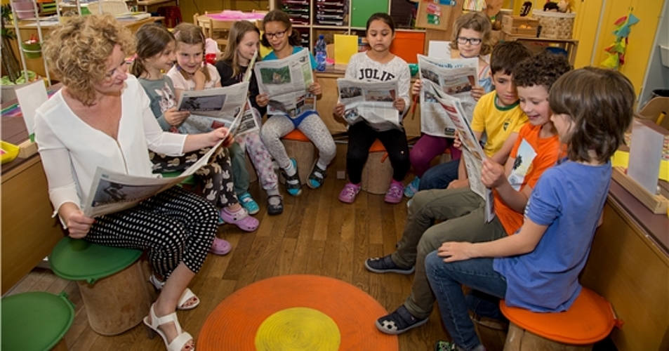 Donnerstagmorgen: Zeit für die Lektüre Wochenblatt bei den Dittinger Zweitklässlern. Klassenlehrerin Anita Jermann (l.) bespricht mit den Schülerinnen und Schülern die aktuelle Ausgabe. Fotos: Martin Staub
