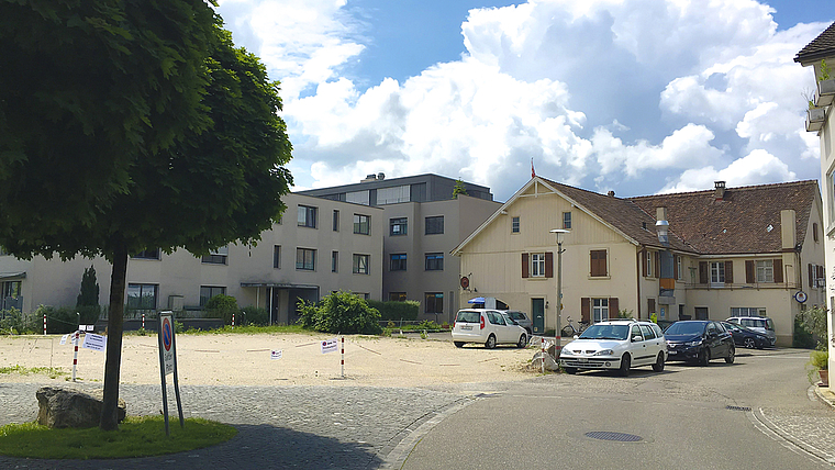 Hier wird gebaut: Auf dem brachliegenden Areal entlang der Kirchgasse sowie an der Stelle des heutigen Restaurants Schopf werden zwei neue Häuser errichtet – sie sollen den Übergang vom altem Dorfkern zur modernen Überbauung Stadthof markieren.