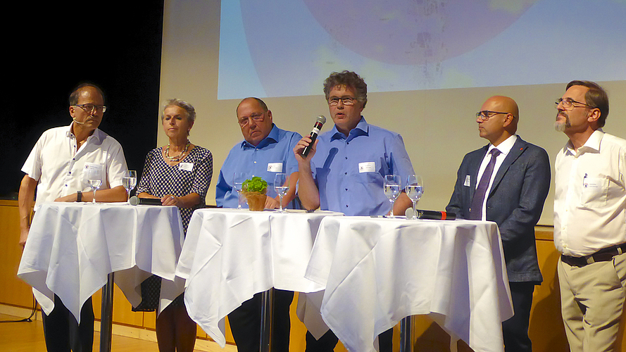 Gemeinderat hautnah (v. l.): Giorgio Lüthi, Jeanne Locher, René Nusch, Lukas Lauper, David Meier und Daniel Altermatt (Heidi Frei war verhindert) suchten am Münchensteiner Polit-Apéro den Dialog mit den Münchensteinerinnen und Münchensteinern.  Fotos: Thomas Immoos
