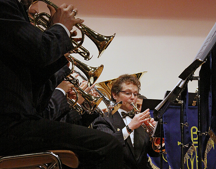Von Wagner bis Strauss: Evelyne Borer am Flügelhorn und die Brass Band Breitenbach brachten Schwung in die müden Festtagsglieder. Foto: Gini Minonzio