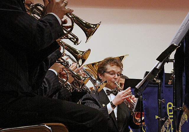 Von Wagner bis Strauss: Evelyne Borer am Flügelhorn und die Brass Band Breitenbach brachten Schwung in die müden Festtagsglieder.  Foto: Gini Minonzio