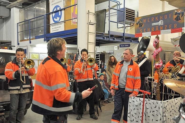 Voll Vorfreude auf den ersten gemeinsamen Umzug: Die Werkhof Schränzer beim Proben im Münchensteiner Werkhof. Foto: Isabelle Hitz