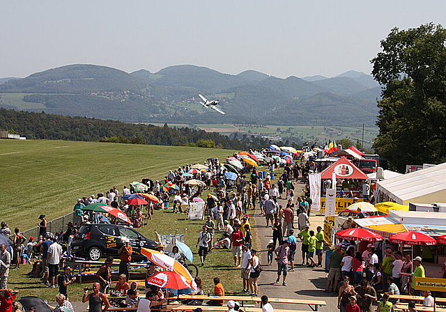 Einmalige Lage: Dank der hügeligen Landschaft, können die Flieger tiefer fliegen, als der Flugplatz liegt.  Foto: Gaby Walther