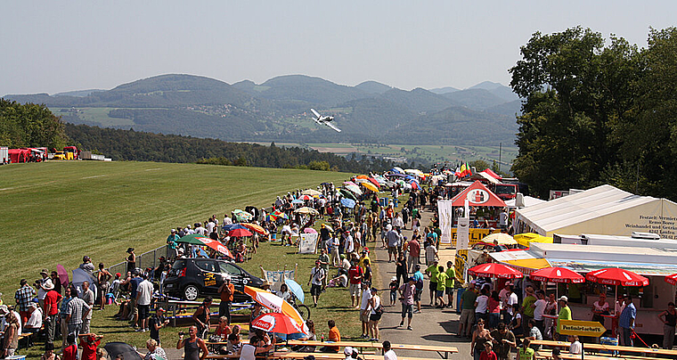 Einmalige Lage: Dank der hügeligen Landschaft, können die Flieger tiefer fliegen, als der Flugplatz liegt.  Foto: Gaby Walther
