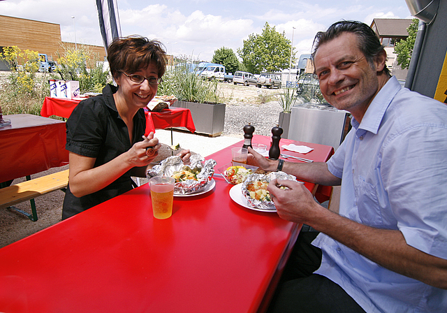  Das Arlesheimer Unternehmerpaar Gaby Grolimund (Vogelsanger) und Markus Jeanneret (Santa Claus GmbH) haben das Industriegebiet im Tal mit einem neuen Take-away aufgewertet. Foto: luk  