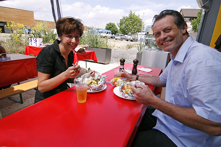Das Arlesheimer Unternehmerpaar Gaby Grolimund (Vogelsanger) und Markus Jeanneret (Santa Claus GmbH) haben das Industriegebiet im Tal mit einem neuen Take-away aufgewertet. Foto: luk