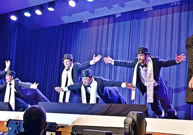 Sie fliegen auf Francine: Die aktiven Turner als kippende Teleboys und Francine (r.) geniesst es. Fotos: Roland Bürki