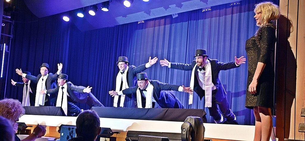 Sie fliegen auf Francine: Die aktiven Turner als kippende Teleboys und Francine (r.) geniesst es. Fotos: Roland Bürki Sie fliegen auf Francine: Die aktiven Turner als kippende Teleboys und Francine (r.) geniesst es. Fotos: Roland Bürki