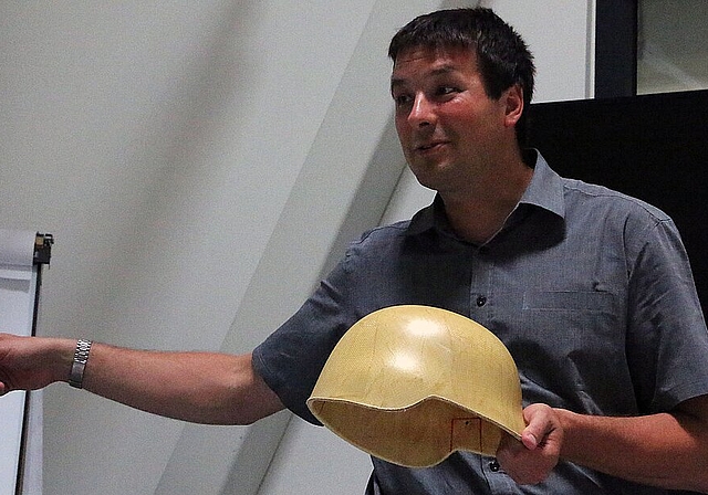 Neue Produkte: Stefan Finckh zeigt einen halbfertigen Armee-Helm. Gefertigt wird er in Deutschland aus Gewebe, das die VonRoll herstellt.Foto: Gini Minonzio