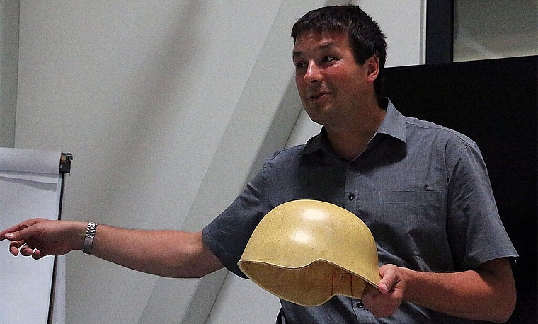 Neue Produkte: Stefan Finckh zeigt einen halbfertigen Armee-Helm. Gefertigt wird er in Deutschland aus Gewebe, das die VonRoll herstellt.Foto: Gini Minonzio