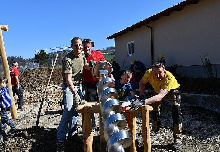 <em>Anpacken: </em>Alle helfen fleissig mit.Fotos: Bea Asper
