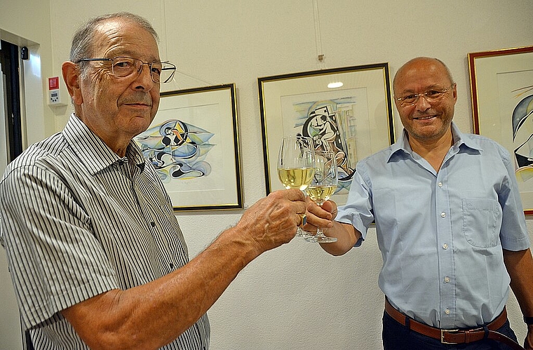 <em>Gelungene Vernissage:</em> Heinz Vögtlin (l.) und Linard Candreia freuen sich über das unerwartet grosse Interesse. Foto: Roland Bürki