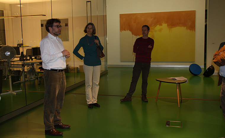 Führung: Kurator Roman Kurzmeyer (l.) erklärt die Kunst. Fotos: Gaby Walther