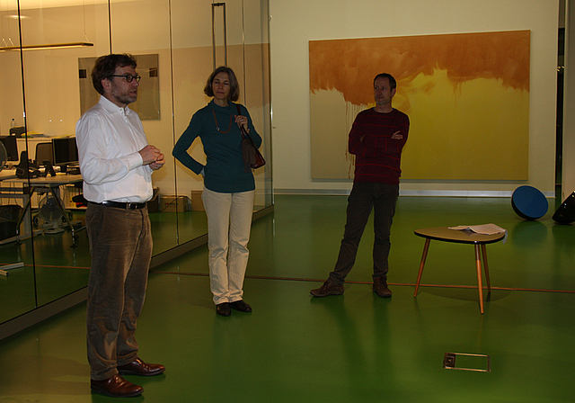 Führung: Kurator Roman Kurzmeyer (l.) erklärt die Kunst.  Fotos: Gaby Walther
