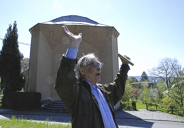 Einer der Vorzeigebauten: Walter Kugler vor dem Haus de Jaager.  Foto: T. Brunnschweiler