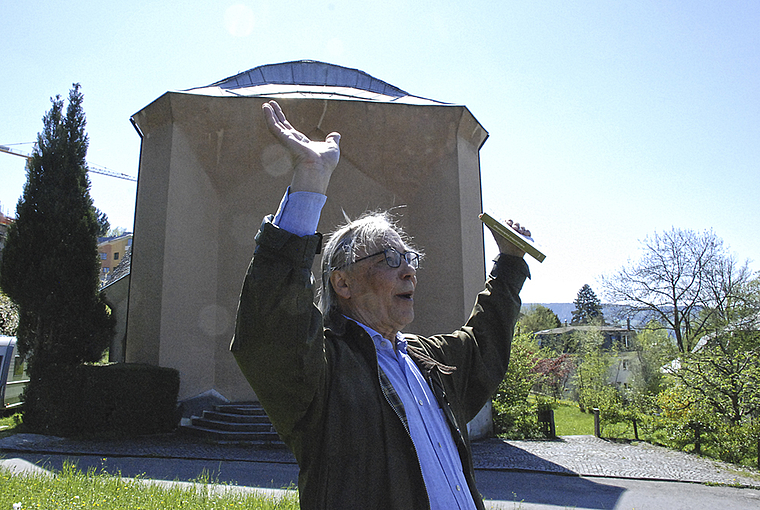 Einer der Vorzeigebauten: Walter Kugler vor dem Haus de Jaager. Foto: T. Brunnschweiler