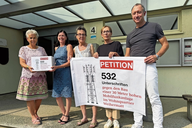 Übergabe der Petition: (von links) Gemeindepräsidentin Jeanne Locher, Christine Frey, Sophia Hausendorf, Anita Eichmüller und Henjo Göppert. Foto: zvg