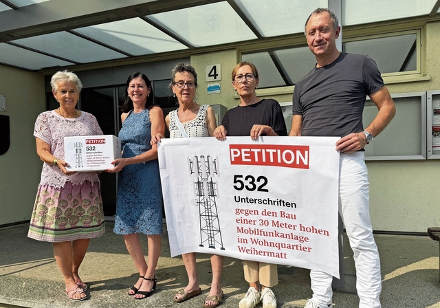 Übergabe der Petition: (von links) Gemeindepräsidentin Jeanne Locher, Christine Frey, Sophia Hausendorf, Anita Eichmüller und Henjo Göppert. Foto: zvg