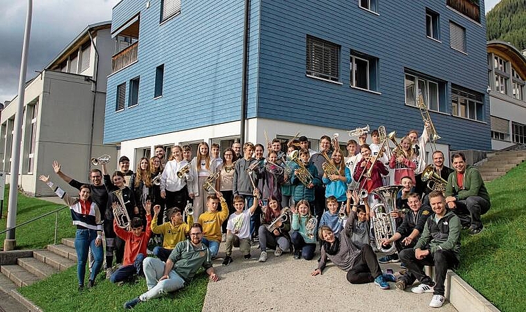 Voll motiviert: Das JuMuLa 2022 vor dem Lagerhaus in Sörenberg mit administrativer Leiterin Manuela Schaad (vorne liegend). Foto: Martin Staub