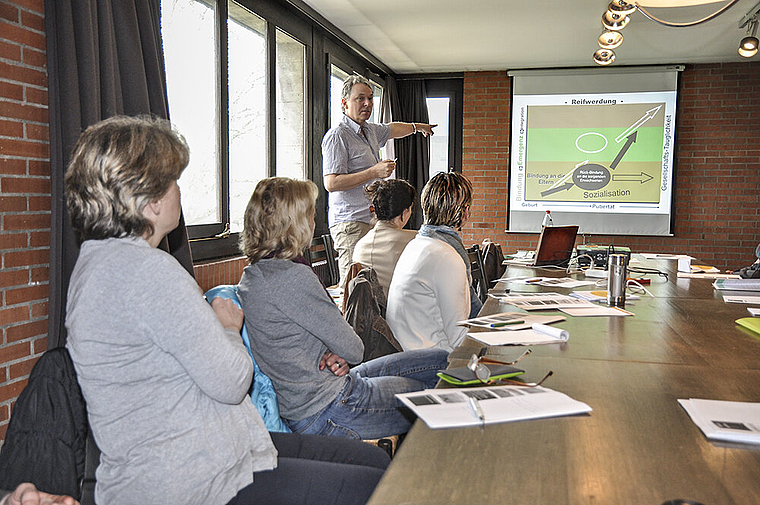 «Jugendliche verstehen»: Michael Miedaner, Pädagoge und Erwachsenenbildner, während seines Workshops.  Foto: Isabelle Hitz