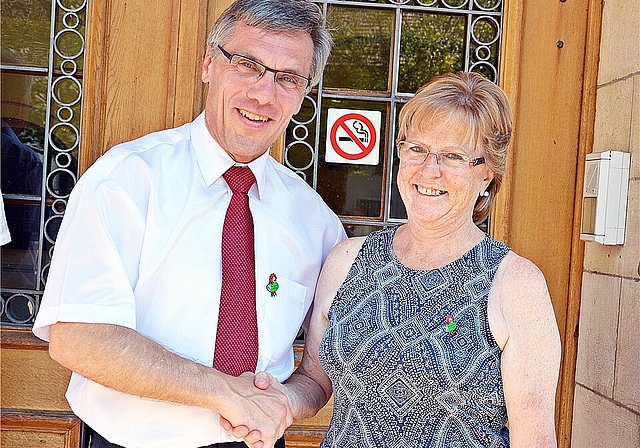 Symbolische Stabsübergabe: Die vormalige Landratspräsidentin Myrta Stohler wünscht Franz Meyer ein gutes und effizientes Amtsjahr. Foto: Roland Bürki 