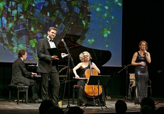 Keine Reise in die Trostlosigkeit: Am Ende verheissen die vier Interpreten «A Merry Little Christmas». Jonathan Stich, Richard Helm, Cécile Grüebler und Nadja Scheiwiller (v.l.).  Foto: Roland Bürki