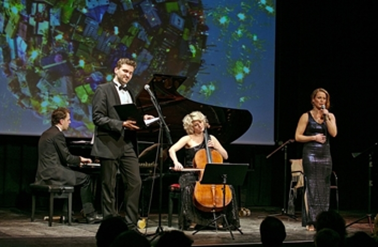Keine Reise in die Trostlosigkeit: Am Ende verheissen die vier Interpreten «A Merry Little Christmas». Jonathan Stich, Richard Helm, Cécile Grüebler und Nadja Scheiwiller (v.l.).  Foto: Roland Bürki