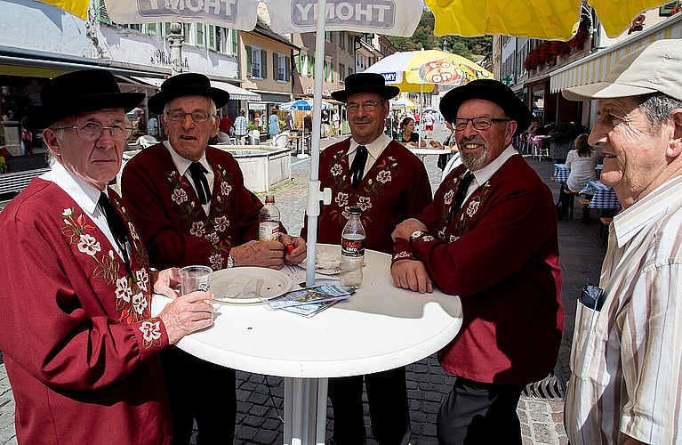 Nach der Eröffnung zum Apéro: Mitglieder des Jodlerklubs Echo vo dr Flueh.
