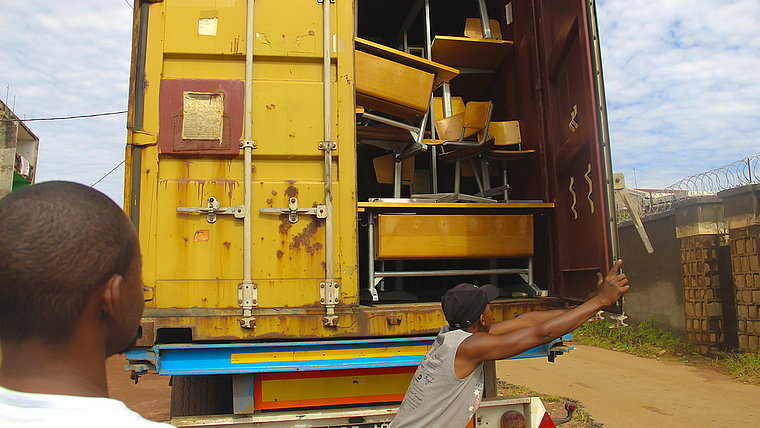 Materialspende: Ein Vertreter der Stiftung Madagascare nahm die Pulte und Stühle aus der Schweiz persönlich in Empfang. Foto: ZVG