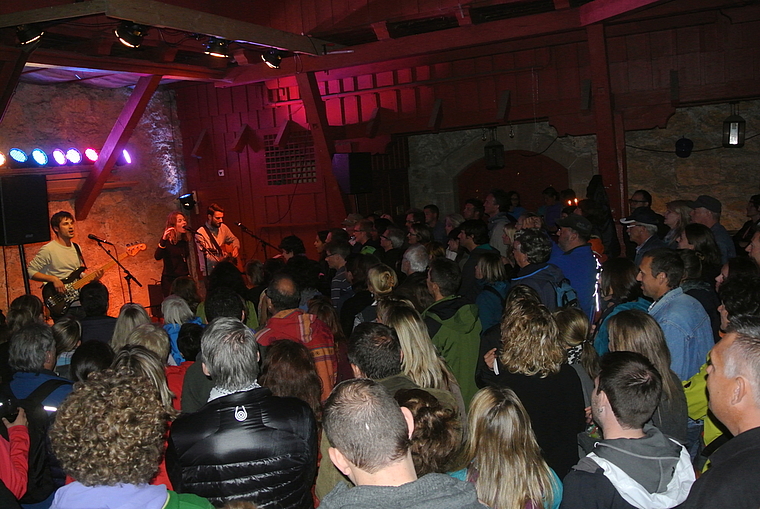 Lockt zum Mitmachen: Anna Rossinelli füllt die Burg mit Emotionen. 