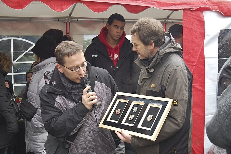 Erläuterten die Reinacher Fasnachtsblagette 2015: Künstler Frank Schmohl (l.) und Obmann René Zenklusen. Foto: Axel Mannigel