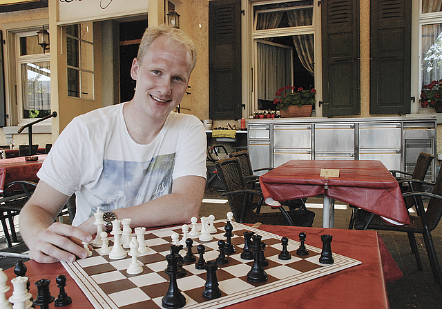 Sitzt auch bei grösster Hitze vor dem Brett: Peter Hug ist dem königlichen Spiel seit früher Kindheit an verfallen.  Foto: Thomas Brunnschweiler