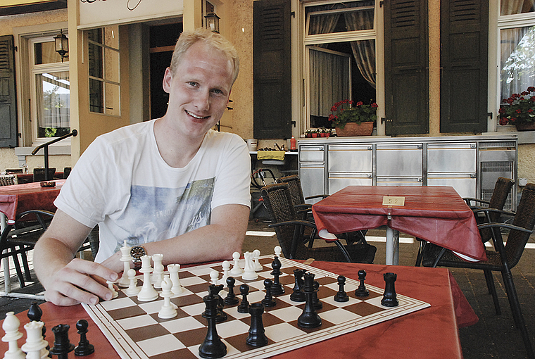 Sitzt auch bei grösster Hitze vor dem Brett: Peter Hug ist dem königlichen Spiel seit früher Kindheit an verfallen. Foto: Thomas Brunnschweiler