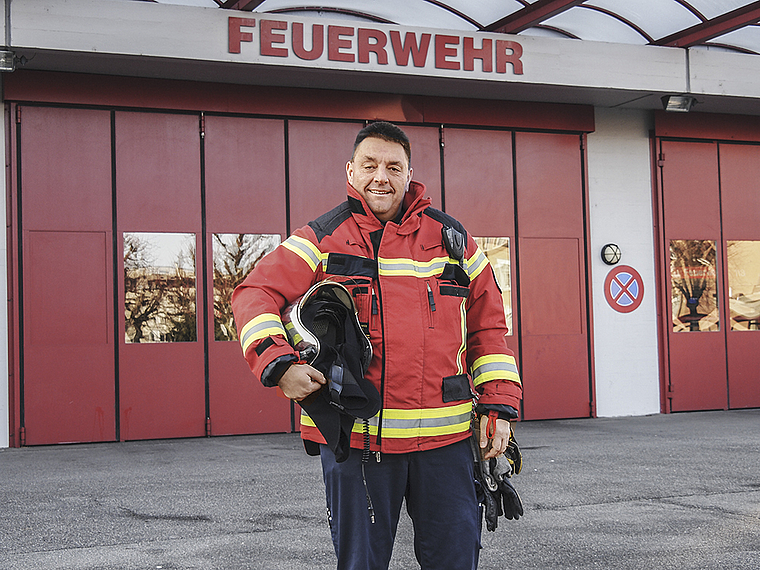 Der neue Feuerkommandant vor «seinem» Magazin: Marco Hunziker. Foto: Tobias Gfeller