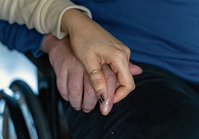 Betreuung: In Reinach erhalten Personen, die zu Hause einen Angehörigen pflegen, seit 1995 eine finanzielle Entschädigung.Foto: Archiv / Raphaël Dupain