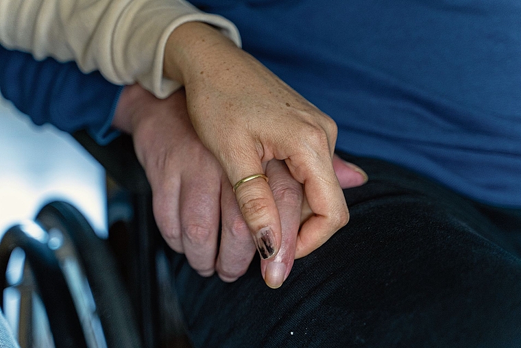 Betreuung: In Reinach erhalten Personen, die zu Hause einen Angehörigen pflegen, seit 1995 eine finanzielle Entschädigung.Foto: Archiv / Raphaël Dupain