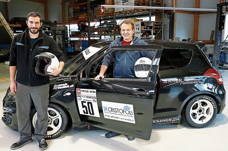 Vor dem Swift: Igor Rodella (links) und Andreas Saner – zwei junge Laufentaler mit der Leidenschaft Motorsport. Foto: eh-presse