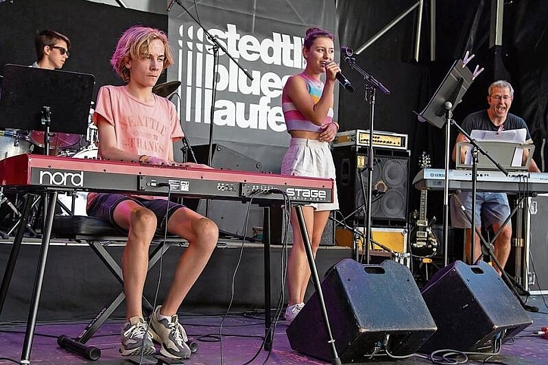 Die Band Sweet Poison: Musikschülerin und Musikschüler dürfen eine Zugabe geben.