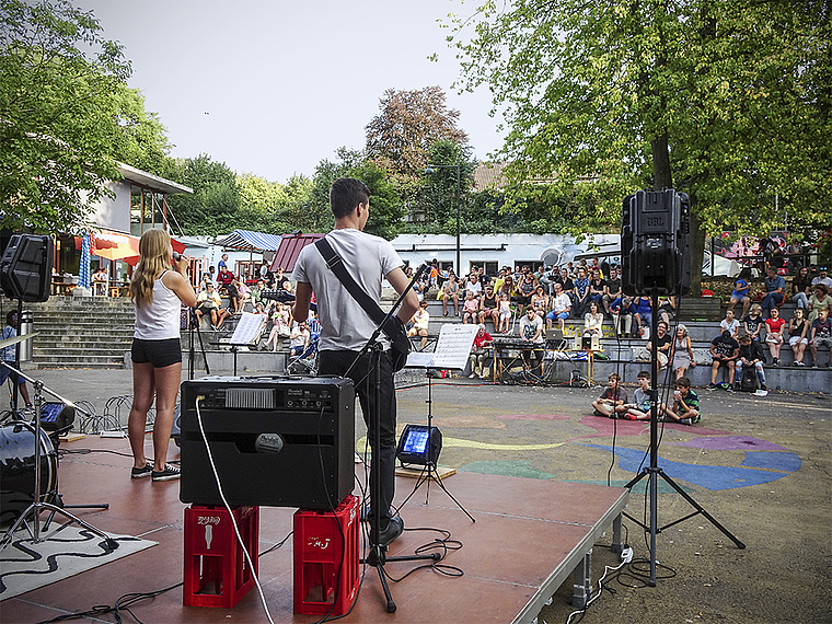 Grosse Bühne: Die Festbesucher kamen auch in den Genuss mehrerer Konzerte. Foto: ZVG Jugendhaus