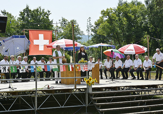 Etwas fürs Herz: Pfarrerin Florence Develey und Pfarrer Bernard Czapla gestalteten gemeinsam mit dem Jodlerklub Reinach den ökumenischen Gottesdienst von Sonntag an der Reinacher Jodlerchilbi. Foto: Heiner Leuthardt