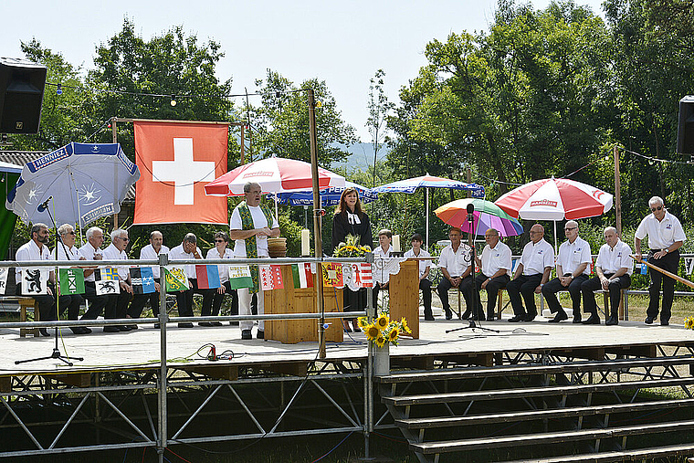 Etwas fürs Herz: Pfarrerin Florence Develey und Pfarrer Bernard Czapla gestalteten gemeinsam mit dem Jodlerklub Reinach den ökumenischen Gottesdienst von Sonntag an der Reinacher Jodlerchilbi. Foto: Heiner Leuthardt