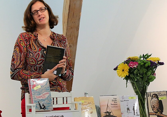 Macht Lust zum Lesen: Manuela Hofstätter präsentiert lesenswerte Bücher. Foto: Gaby Walther