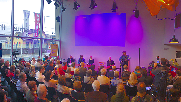 Familiäre Atmosphäre: Das Publikum lauscht dem Baselbieter Chriesbaum-Blues von Florian Schneider alias Muser Schang.  Foto: Thomas Kramer