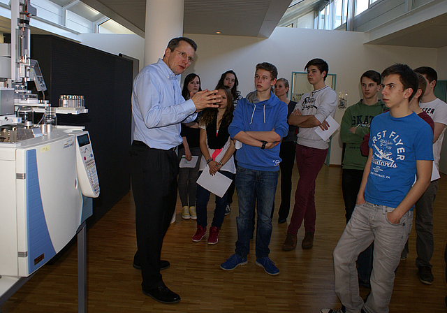 Laborroboter: CEO Beat Lüthi, CTC Zwingen, erklärt den Gymnasiasten die Funktion   Foto: Jürg Jeanloz