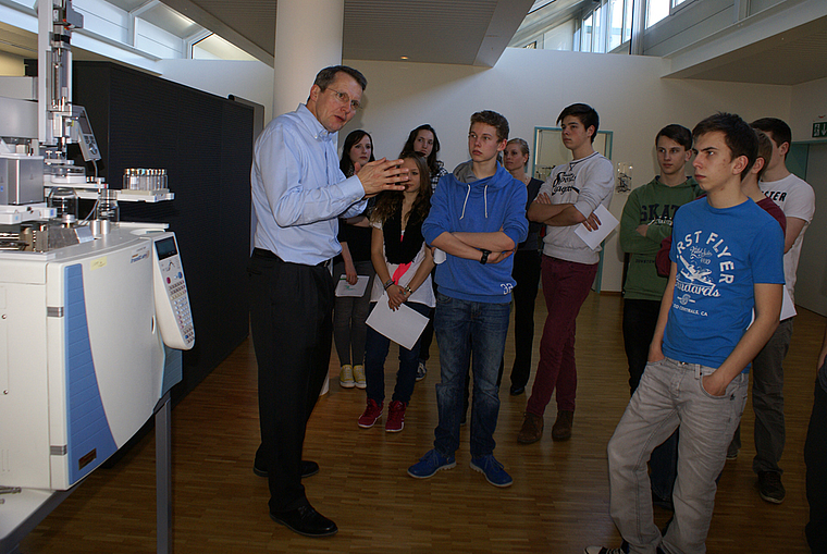 Laborroboter: CEO Beat Lüthi, CTC Zwingen, erklärt den Gymnasiasten die Funktion Foto: Jürg Jeanloz