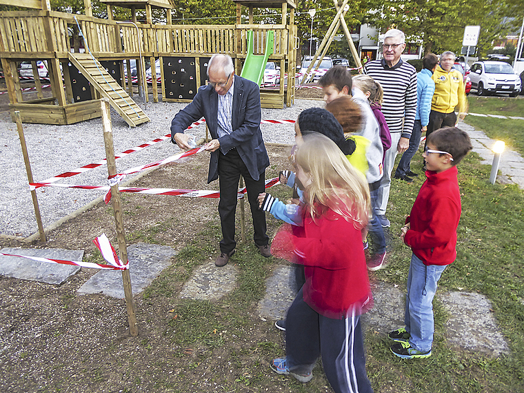 Bald für alle offen: Ungeduldig warten die Kinder, bis Kirchgemeindepräsident Armin Hauser das Band
